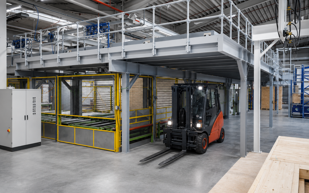 Stahlbaubühne für sichere und platzsparende Fördertechnikintegration