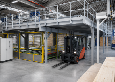 Stahlbaubühne für sichere und platzsparende Fördertechnikintegration